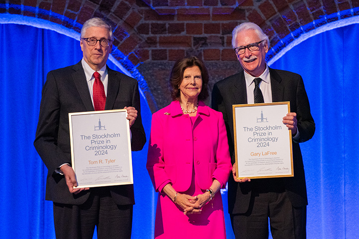 Prize winners 2024, Gary LaFree and Tom R. Tyler with H.M. Queen Silvia.