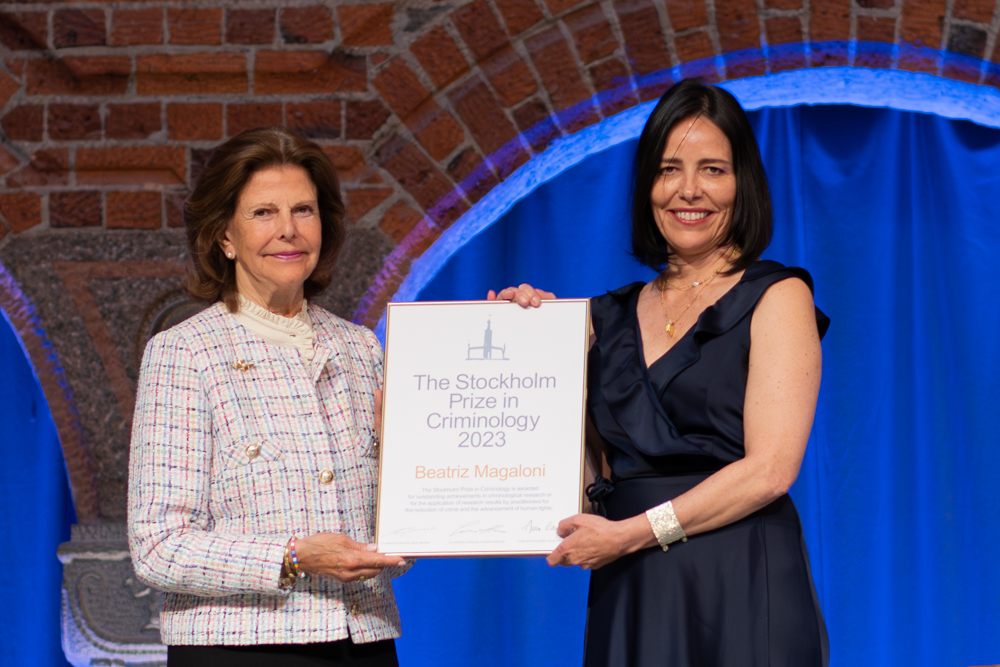 H.M. Queen Silvia and prize winner Beatriz Magaloni.